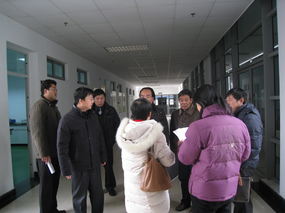学校相关职能部门联合组织实验室安全检查1.jpg