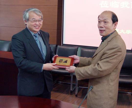 上午,台湾大学法律学院院长蔡明诚教授,副院长陈自强教授率领的台湾