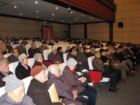10.03.29 学校召开老同志情况通报会1.jpg