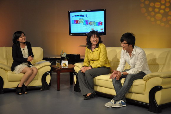 10.05.14 传媒学子别样方式庆贺母校华诞.jpg