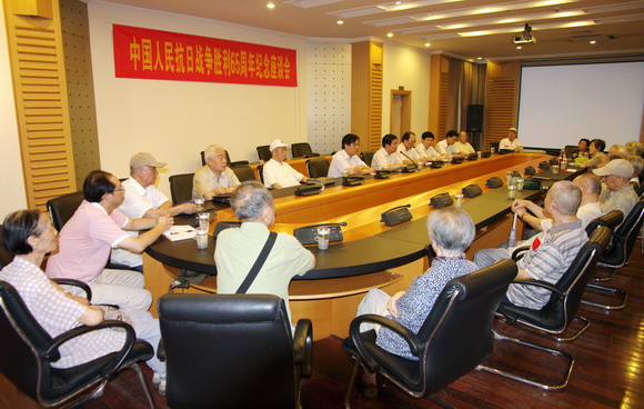 10.09.03 我校党委举行纪念抗战胜利65周年座谈和走访慰问活动.jpg