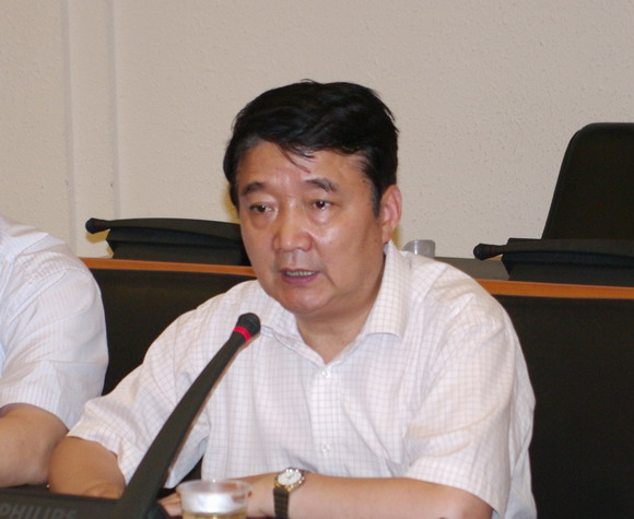 10.09.03 我校党委举行纪念抗战胜利65周年座谈和走访慰问活动1.jpg