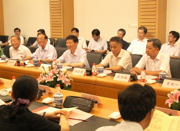 2010.9.7 罗志军省长慰问教师 朱秀林.jpg