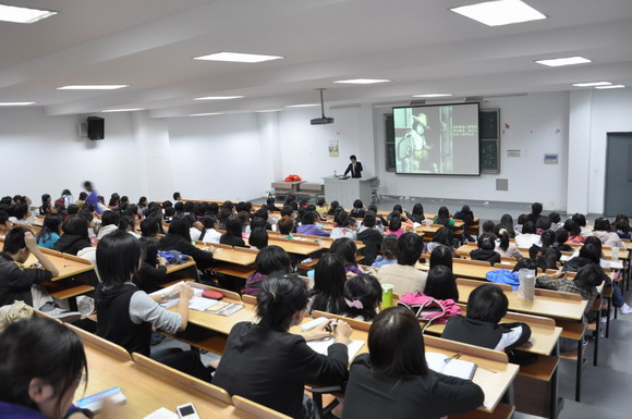 10.10.15 凤凰传媒学院新生职业生涯规划专题讲座1.jpg
