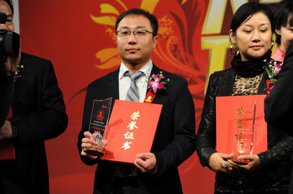 11.01.04 我校艺术学院青年教师在2010年度家居行业十大评选中获“十大风云人物”称号1.jpg