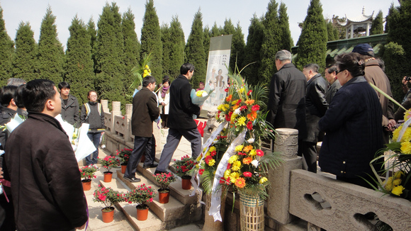 11.03.24 朱颁奖 扫墓jpg.jpg