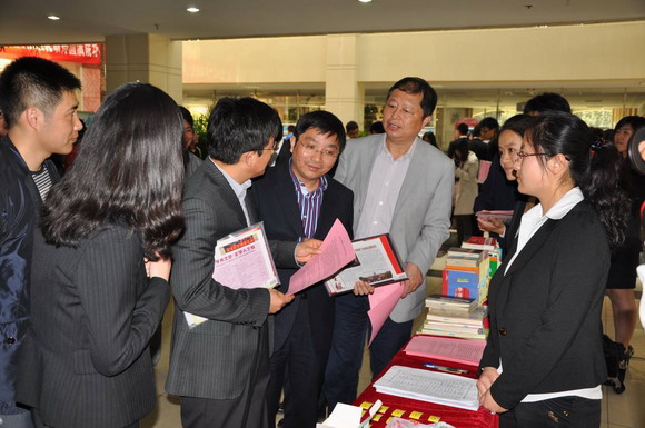 11.04.22 苏州大学首届研究生科技文化巡礼活动隆重举行.jpg