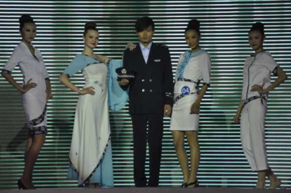 11.04.25 应用技术学院学生获2011中国国际旅游职业装创意设计大赛优秀奖1.jpg
