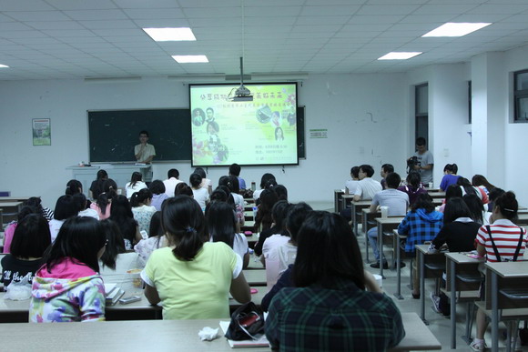 11.06.10 凤凰传媒学院07级优秀毕业生代表与学弟学妹交流会.jpg