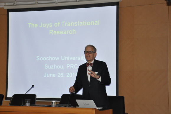 11.06.28 美国洛克菲勒大学Barry Coller教授访问我校1.jpg