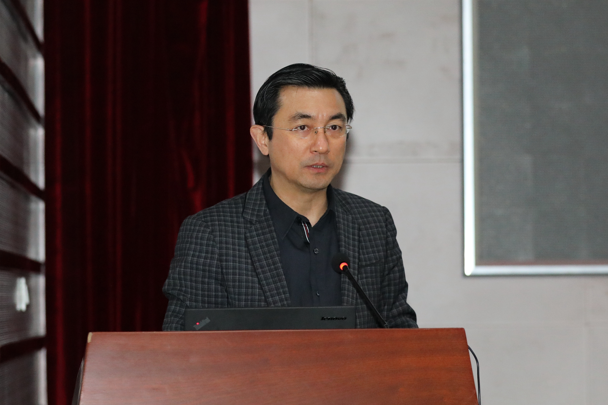 我校召开办公室序列工作会议  