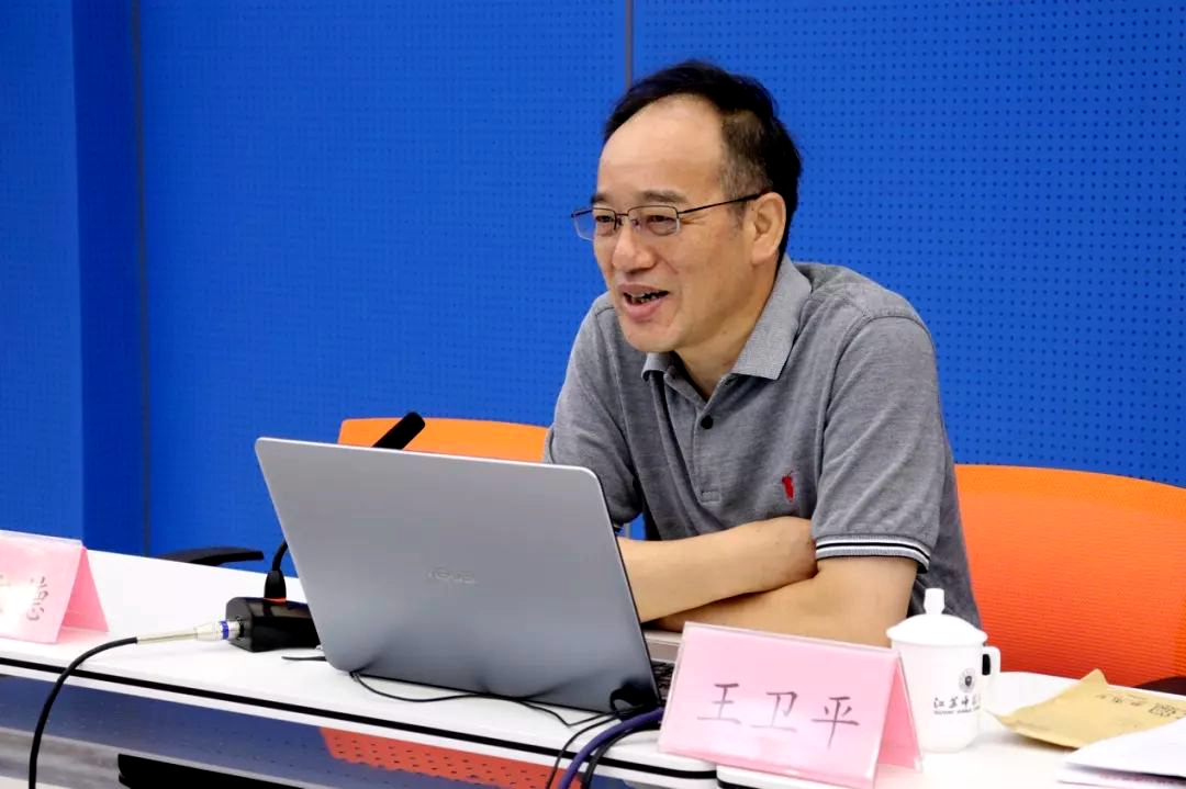 王卫平躬耕讲台三十余载坚守一份教育情怀