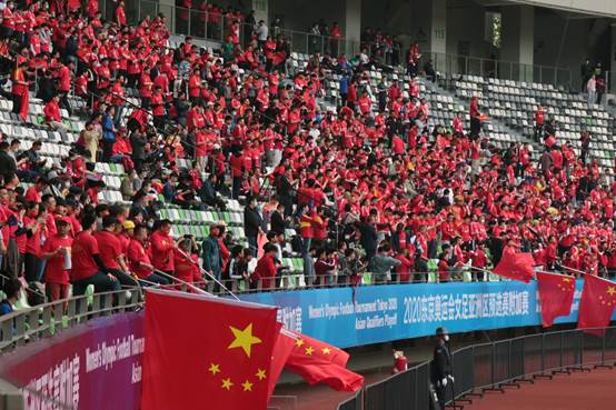 人群远处几个人在球场上
描述已自动生成