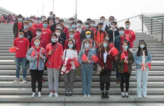 一群人站在一起描述已自动生成