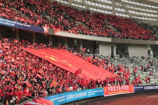 球场上有许多人
描述已自动生成