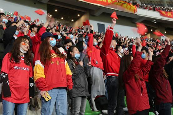 男子站在人群中
描述已自动生成