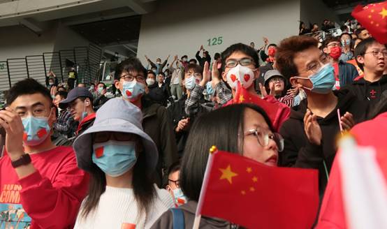 一群穿着红色衣服的人
低可信度描述已自动生成