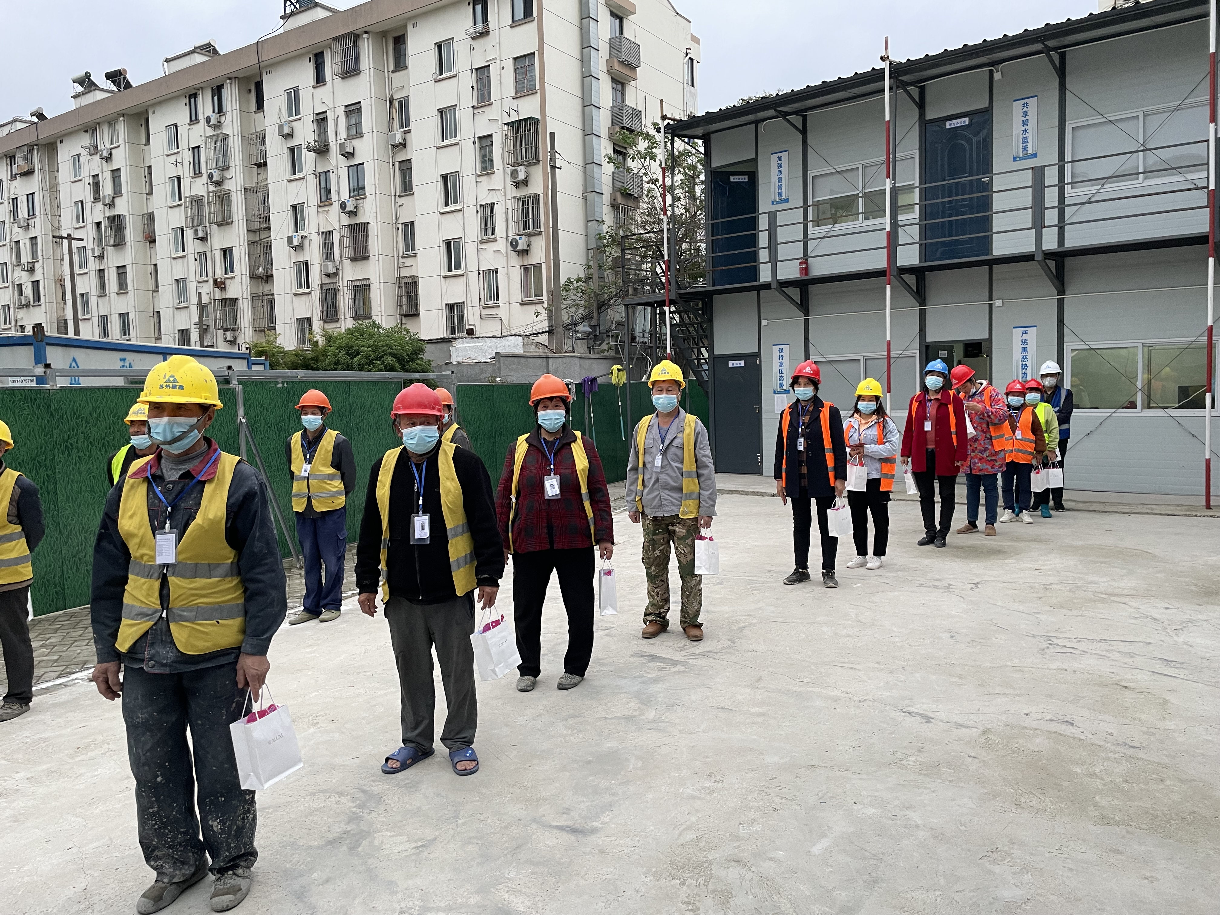 姜建明看望学生宿舍建设工地工作人员