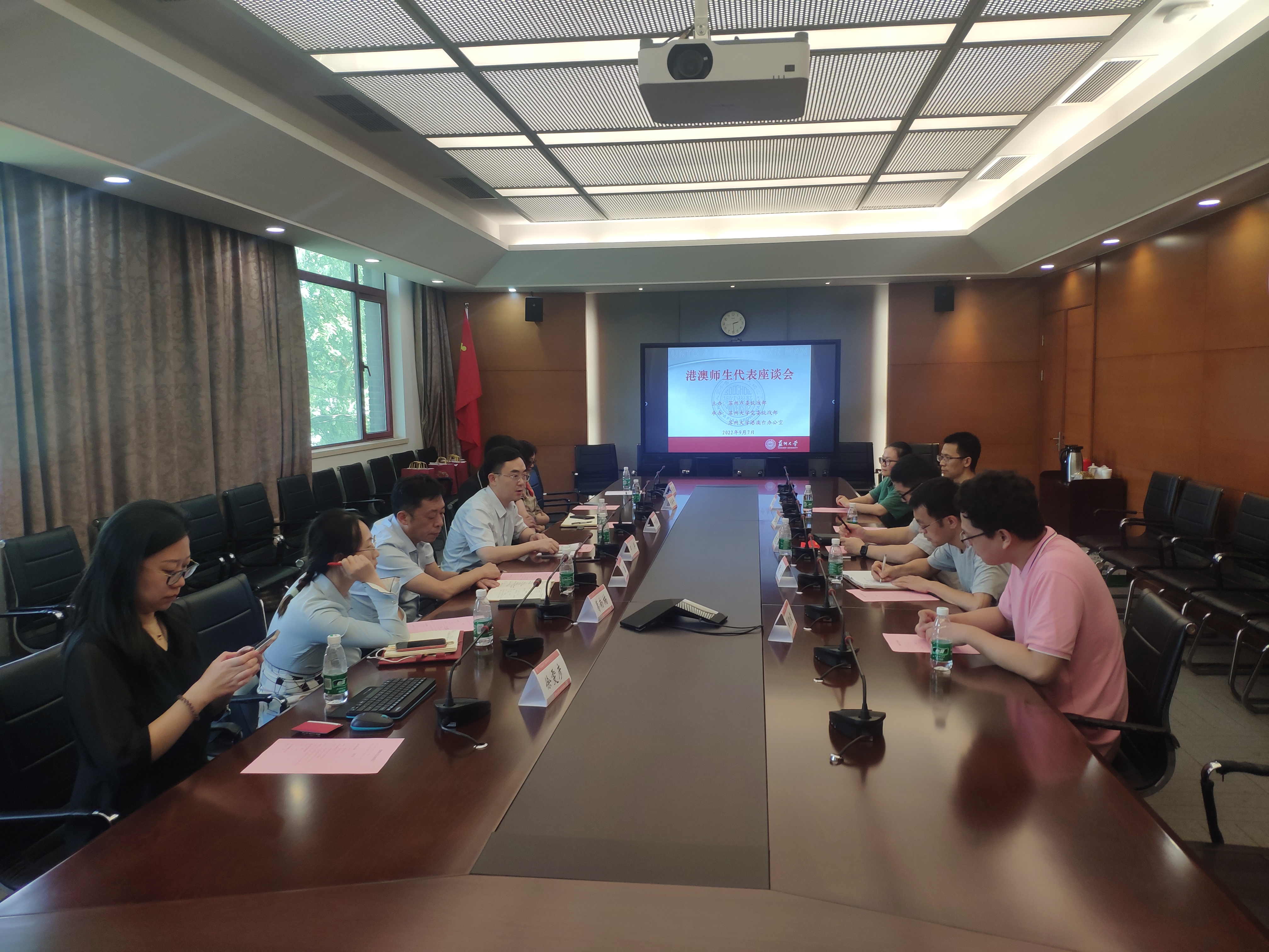 市委统战部副部长邓兵一行与我校港澳师生代表座谈