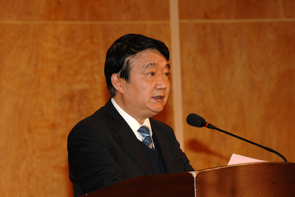 江作军宣读了第十五届周氏音乐奖项,周氏奖学金,第二十四届周氏教育