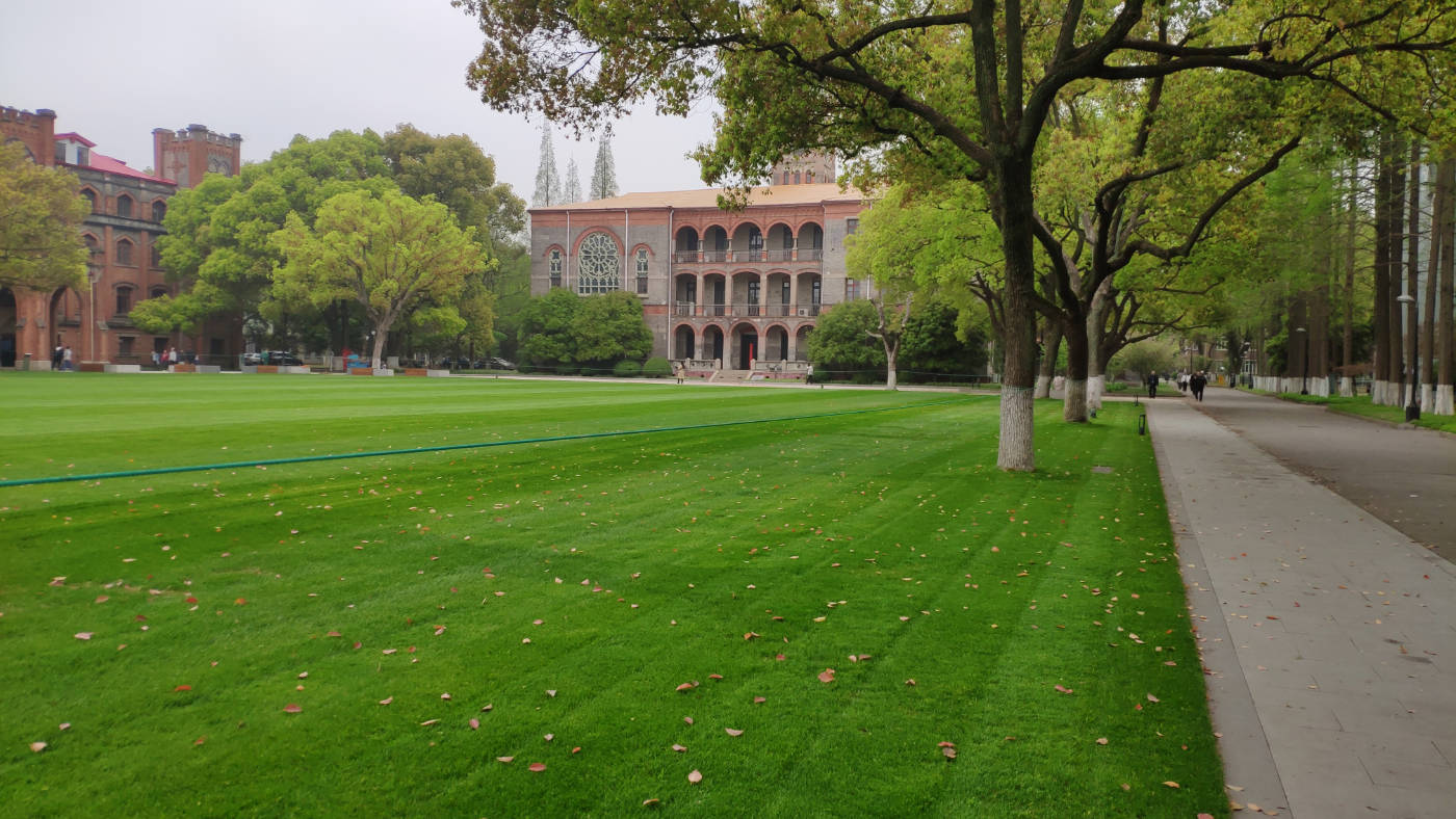 描述:钟楼前的草坪